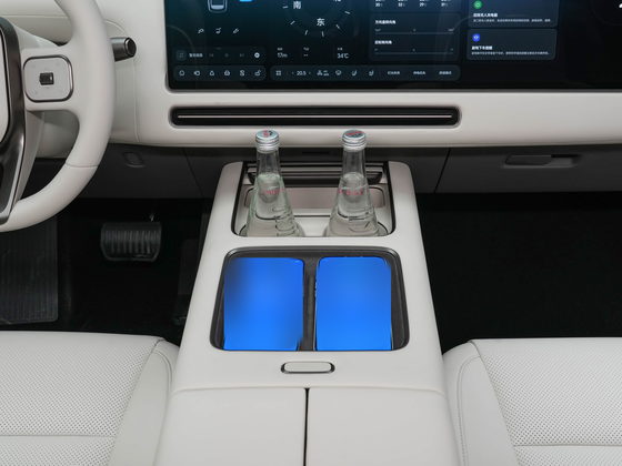 Lixiang L6 — центральный тоннель, подстаканники и беспроводная зарядка