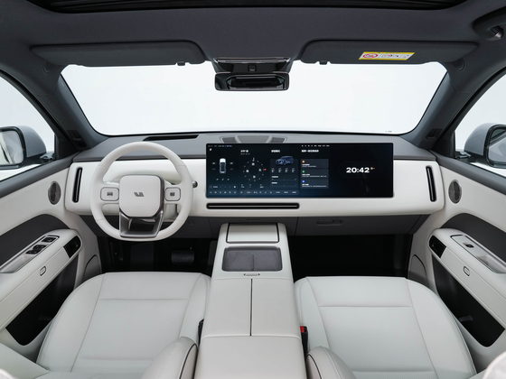 Lixiang L6 — передняя панель, панорамный экран 29 дюймов и проекция HUD