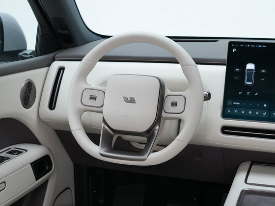 Lixiang L6 — руль и правая часть панорамного экрана